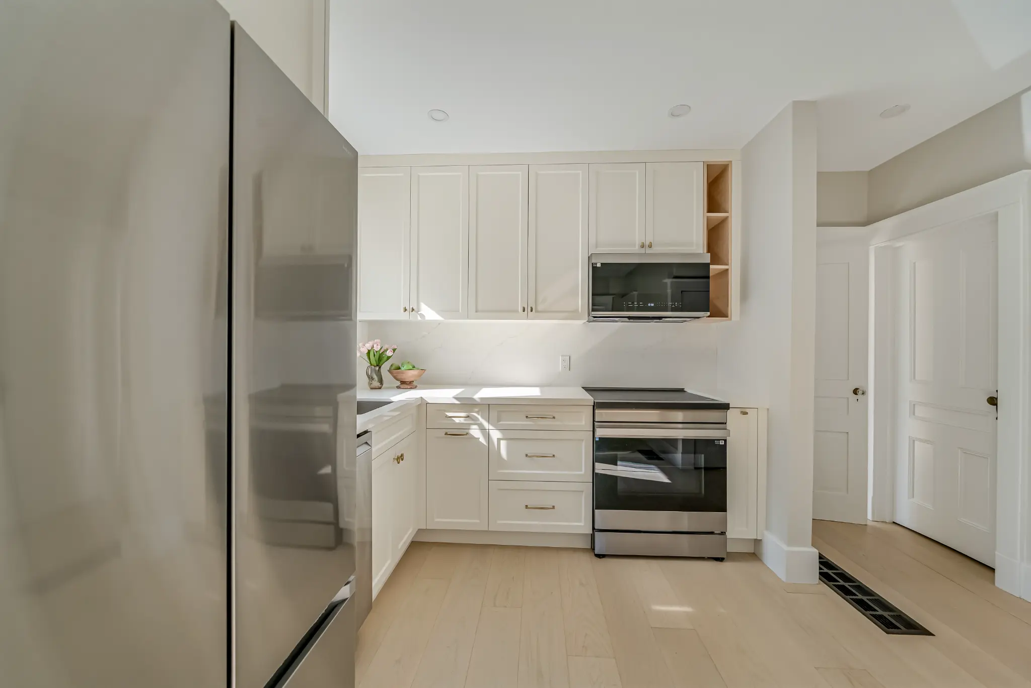 Foxbridge — White Shaker Kitchenette